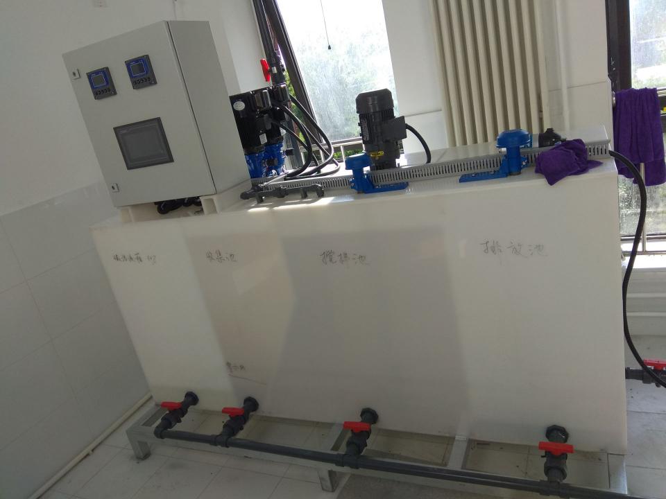 客戶定制PP箱體加藥裝置